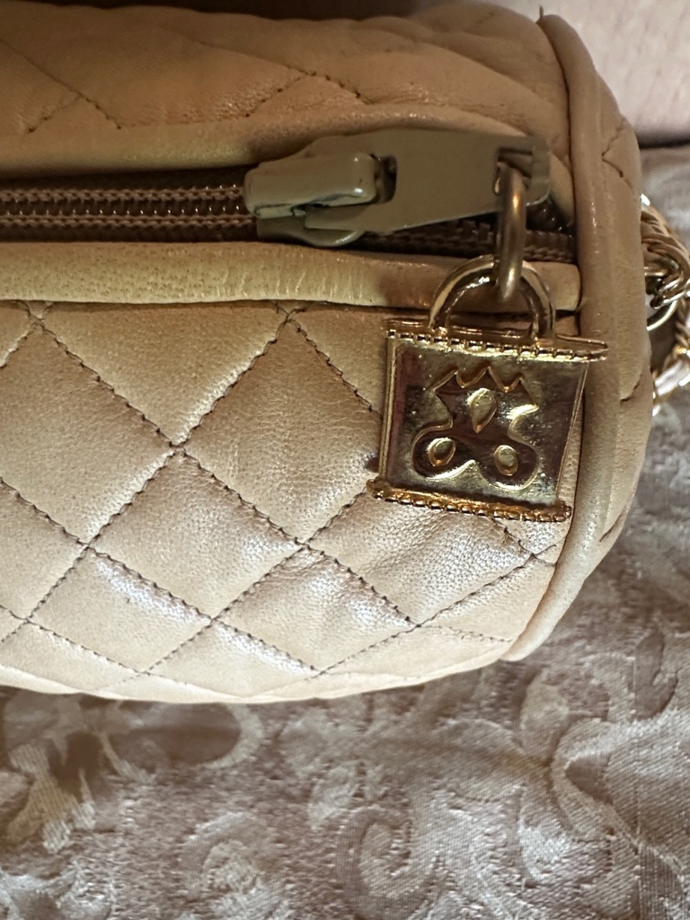 Quilted Cream Crossbody Bag with Gold Chain Strap - Picture 5 of 6